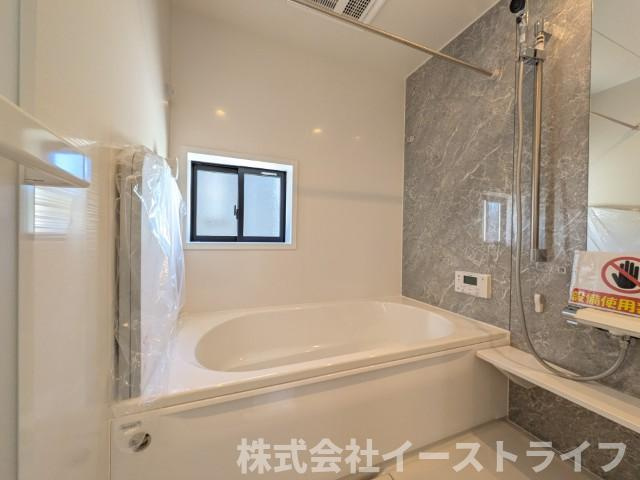【新築戸建】　いわき市泉町下川3期5棟の浴室|4号棟写真　浴室は洗い場も広々としています。浴槽も広くリラックスするには最適です。1日の疲れを取る、癒しの場所になりそうです。
