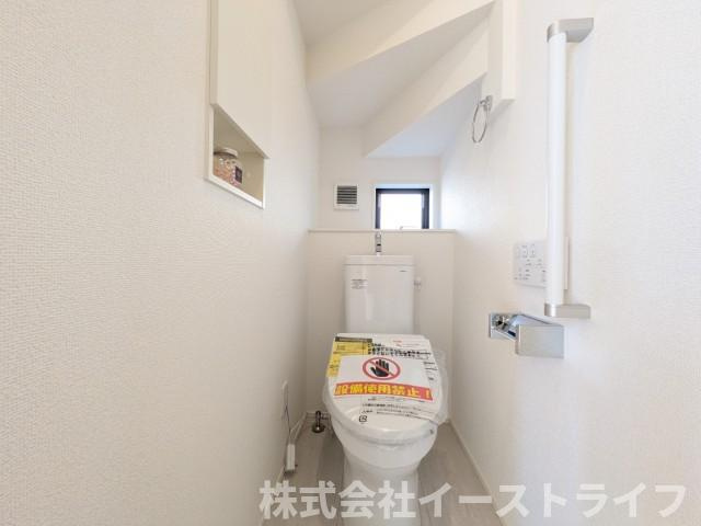 【新築戸建】　いわき市泉町下川3期5棟のトイレ|4号棟写真　シンプルながらも落ち着くデザインです。洗浄機付き温水便座で機能性もばっちりです
