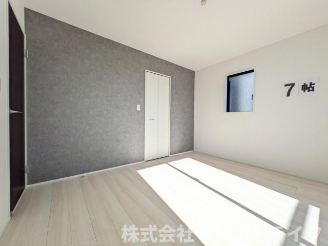 【新築戸建】　いわき市泉町下川3期5棟の寝室|同社施工写真　洋室は和室と比べて家具を置いたり敷物を敷いたりと、カスタマイズ性が高いので、自分の好みの部屋にしやすいです。