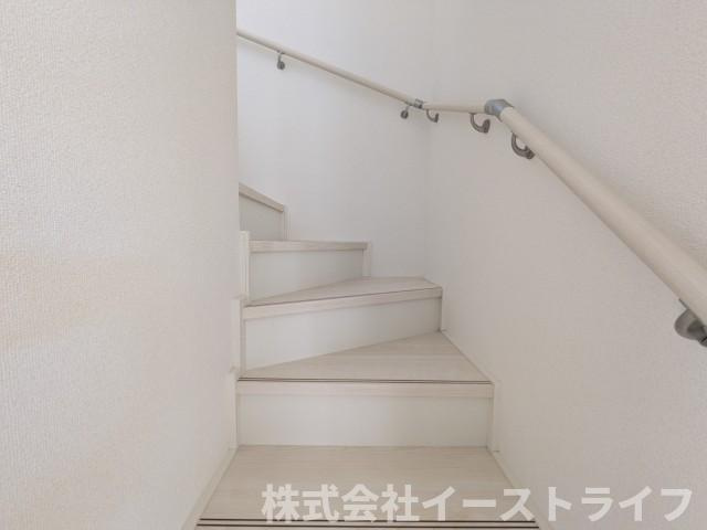 【新築戸建】　いわき市泉町下川3期5棟のその他|4号棟写真　階段には手すりが付いていて安心です。