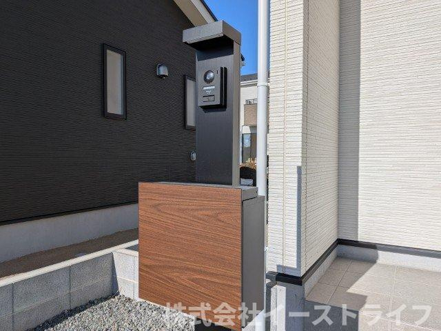 【新築戸建】　いわき市泉町下川3期5棟のセキュリティ|4号棟写真　TVモニター付きインターフォンを使う大きなメリットは、カメラが付いていることによる防犯性の高さです