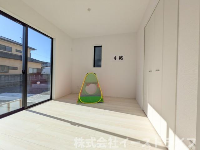 【新築戸建】　いわき市泉町下川3期5棟の洋室|4号棟写真　LDK隣の4.5帖の洋室　お子様の遊び場としても重宝します！クローゼット完備