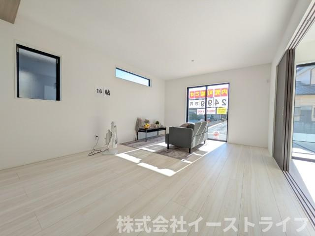 【新築戸建】　いわき市泉町下川3期5棟の居間・リビング|同社施工写真　キッチンからリビングを見渡せる間取りは、小さいお子さんやペットのいるご家庭に人気があります