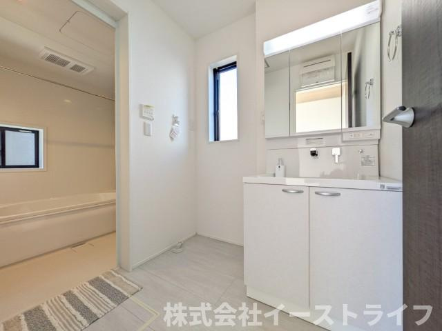 【新築戸建】　いわき市泉町下川3期5棟の独立洗面台|4号棟写真　三面鏡の洗面台です。鏡の裏には収納スペースがあり、小物などをすっきり片付けることができます