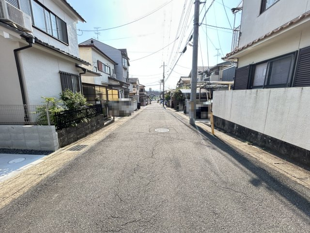 ◆京都市東西線「石田」駅バス乗車10分◆収納豊富◆新築戸建　リーブルガーデン伏見区日野不動講町の前面道路含む現地写真|前道