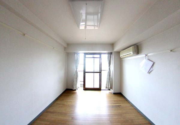 和泉市内田町３丁目の賃貸マンションの内装|ゆったりとしたリビングです