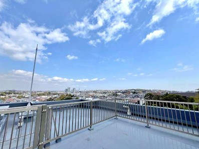 フェイムビューテラス港南中央のバルコニー|【専用スカイリビング】　開放感がある突き抜けた景色が一面に広がる良好な眺望も魅力です♪
街を一望する開放的な眺望をぜひ実際にご覧になって下さい♪
