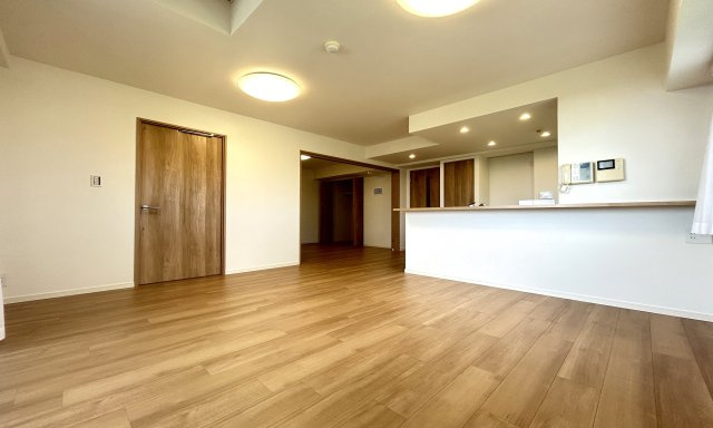 フェイムビューテラス港南中央の居間・リビング|ここにはみんなが集い、食事と楽しい会話が始まる。話に夢中になりすぎて、ついつい時を忘れてしまう。そんな束の間の幸せを感じさせてくれる場所。
リビング天井には専用スカイリビングに続くロフト付き♪