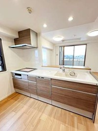 フェイムビューテラス港南中央のキッチン|リビングが見渡せるカウンターキッチン、お料理をしながら大切な家族との会話も楽しめそう家族のコミュニケーションが生まれそうなキッチンですね♪