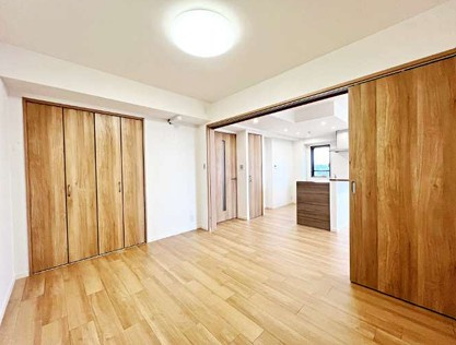 フェイムビューテラス港南中央の洋室|13帖のLDKと隣接した6帖の洋室。
洋室は、リビングから目が届く場所なので、お子様の遊び部屋・お昼寝スペースとして使うのもオススメです♪
