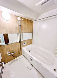 フェイムビューテラス港南中央の浴室|ゆったり足が伸ばせるので、毎日の疲れを癒すバスタイムを実現。ご家族みんなでも入れますね♪浴室換気乾燥暖房機付きで浴室内干しも可能！