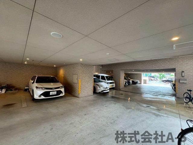 Gramercy Shirakawa Koenの駐車場