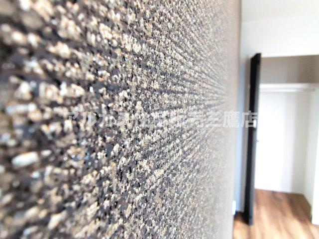 【内覧動画公開中！】三鷹市井口４丁目 中央線 東小金井駅 新築戸建の洋室|高級感あふれるアクセントクロスを使用