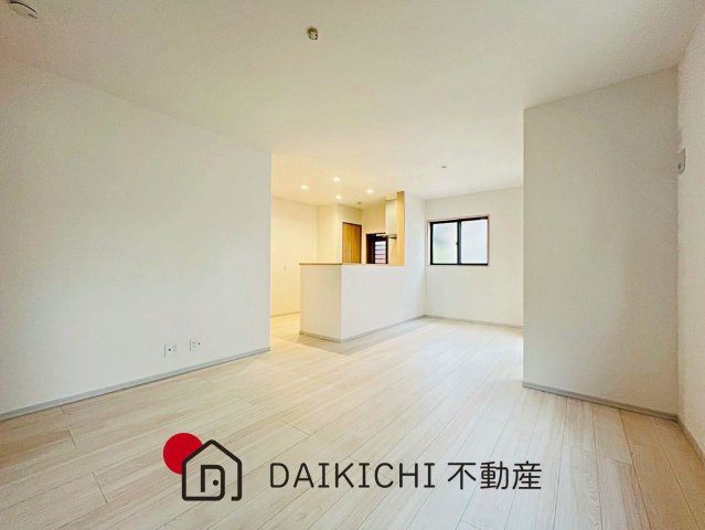 【居間・リビング】 | 加須市久下2丁目　いろどりアイタウン　新築戸建　全3棟　1号棟