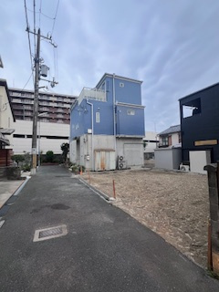 売土地　大東市中楠の里町（建築条件なし）の前面道路含む現地写真