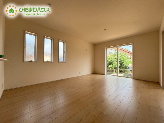 鴻巣市新井　第4　新築戸建　リーブルガーデン02の居間・リビング|家族団らんの時間も増えそうなくつろぎのＬＤＫ☆					
日当たり、風通しが良く、自然とリビングに集まりたくなるような空間です(*^-^*)							