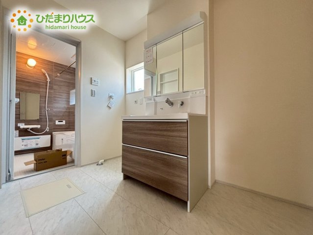 鴻巣市新井　第4　新築戸建　リーブルガーデン02の脱衣所|小窓付きなので、
熱気がこもりがちな洗面所も快適に使えますね！