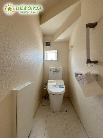 鴻巣市新井　第4　新築戸建　リーブルガーデン02のトイレ|小窓が付いているので、トイレも明るい空間になっております♪						
