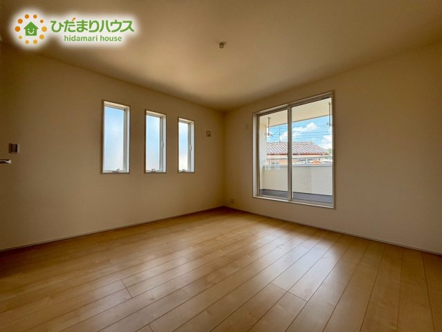 鴻巣市新井　第4　新築戸建　リーブルガーデン02の寝室|バルコニーに面しているので、通風・日当たり良好！
寝室にピッタリですね♪