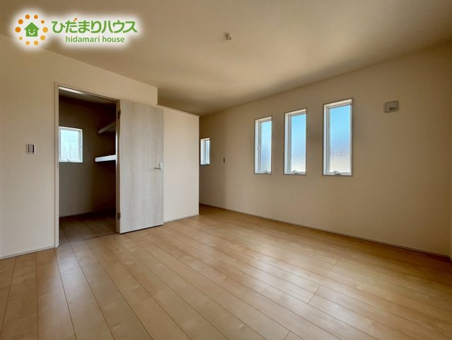 鴻巣市新井　第4　新築戸建　リーブルガーデン02の内装|お洒落な窓が特徴のお部屋♪
収納も充実！