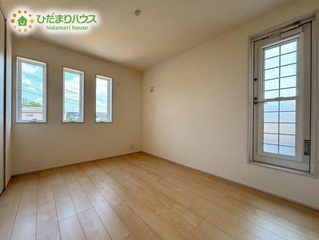 鴻巣市新井　第4　新築戸建　リーブルガーデン02の洋室|こちらの居室もバルコニーに面しているので通風・日当たり良好！
落ち着いた色合いの床はどんなインテリアにでも合いそうですね！
