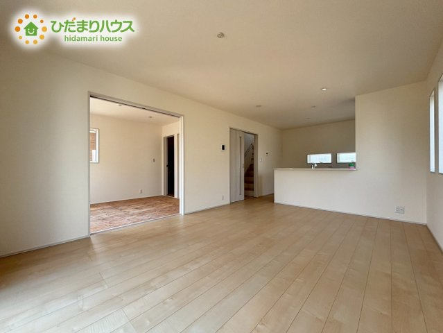 鴻巣市新井　第4　新築戸建　リーブルガーデン02の居間・リビング|16帖のLDK！
日当たりも良く、自然光がたくさん入るので明るい空間となっております♪