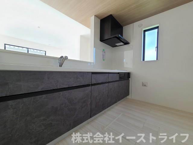 【新築戸建】　いわき市錦町花ノ井3期のキッチン|2号棟写真　対面キッチンを選ぶ方の多くが、家族とのコミュニケーションを重視して選ばれます。