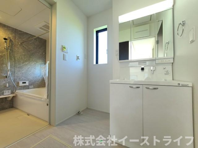 【新築戸建】　いわき市錦町花ノ井3期の独立洗面台|2号棟写真　三面鏡の洗面台です。鏡の裏には収納スペースがあり、小物などをすっきり片付けることができます