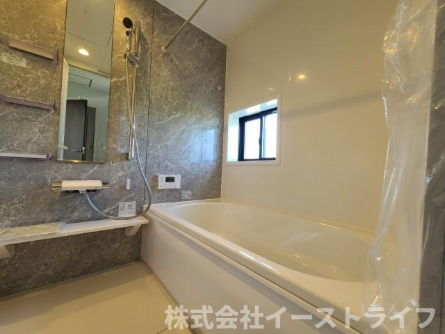 【新築戸建】　いわき市錦町花ノ井3期の浴室|2号棟写真　浴室は洗い場も広々としています。浴槽も広くリラックスするには最適です。1日の疲れを取る、癒しの場所になりそうです。