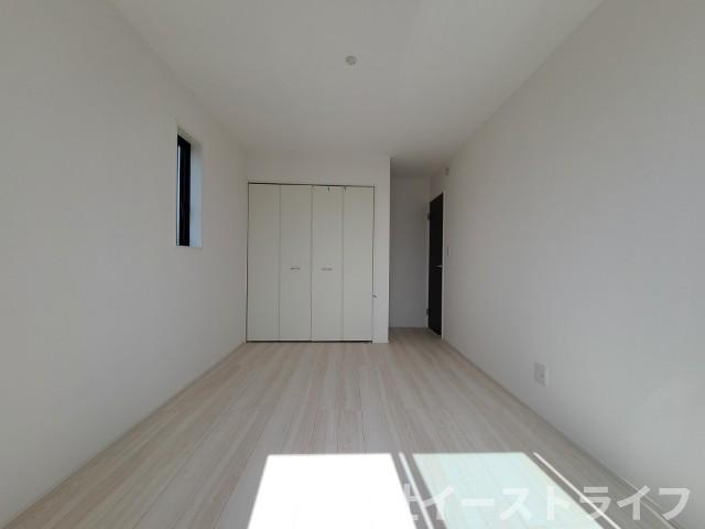 【新築戸建】　いわき市錦町花ノ井3期の寝室|2号棟写真　洋室は和室と比べて家具を置いたり敷物を敷いたりと、カスタマイズ性が高いので、自分の好みの部屋にしやすいです。