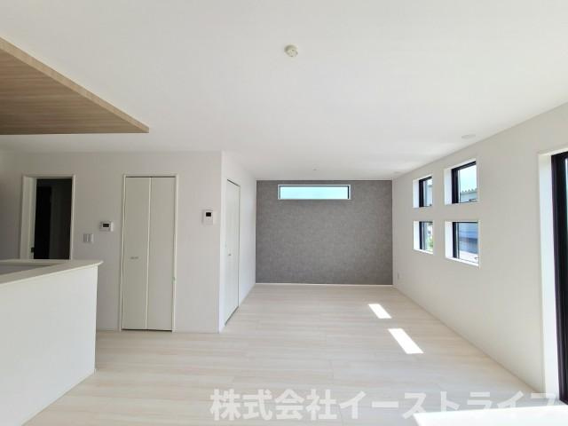 【新築戸建】　いわき市錦町花ノ井3期の居間・リビング|2号棟写真　キッチンからリビングを見渡せる間取りは、小さいお子さんやペットのいるご家庭に人気があります