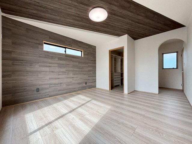 新築戸建　安八郡神戸　全5区画分譲の寝室|奥行のあるウォークインクローゼットは収納方法自由自在。家族の成長に合わせた収納が可能です。