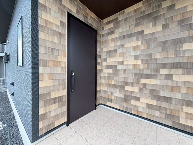新築戸建　安八郡神戸　全5区画分譲の玄関|玄関ドアの取っ手ハンドル部分にセンサーがついており、カード・シールタイプのキーで開け閉めができます