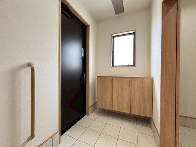 新築戸建　安八郡神戸　全5区画分譲の玄関|大容量のシューズ収納付きで玄関周りもすっきり！玄関ドアからの光が玄関ホールを明るくしてくれます。