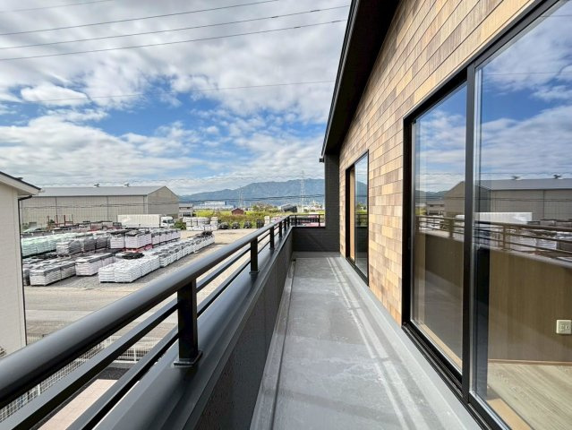 新築戸建　安八郡神戸　全5区画分譲のバルコニー|バルコニーは南向きで洗濯物もよく乾きます！強度と表面積硬度を持つFPRで防水しています。