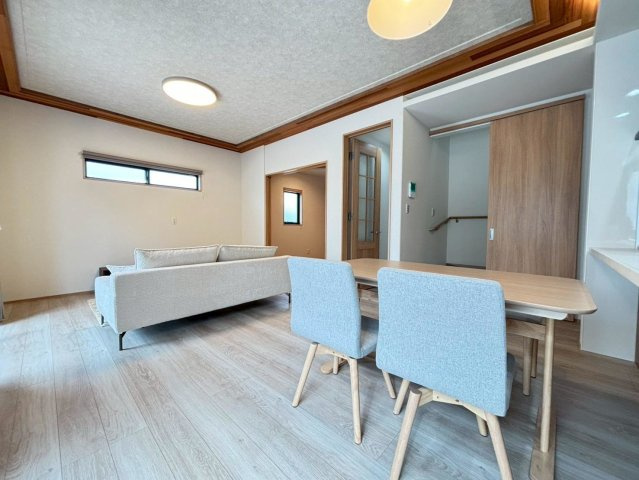 新築戸建　安八郡神戸　全5区画分譲の居間・リビング|大きな窓がリビング全体に光と風を運びます。