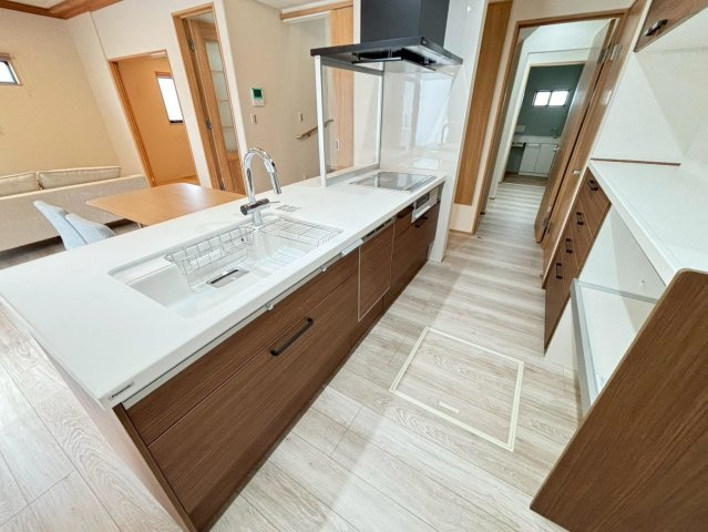 新築戸建　安八郡神戸　全5区画分譲のキッチン|機能的なシステムキッチン。収納力に優れた大容量の引出でキッチン回りがスッキリ片付きます。