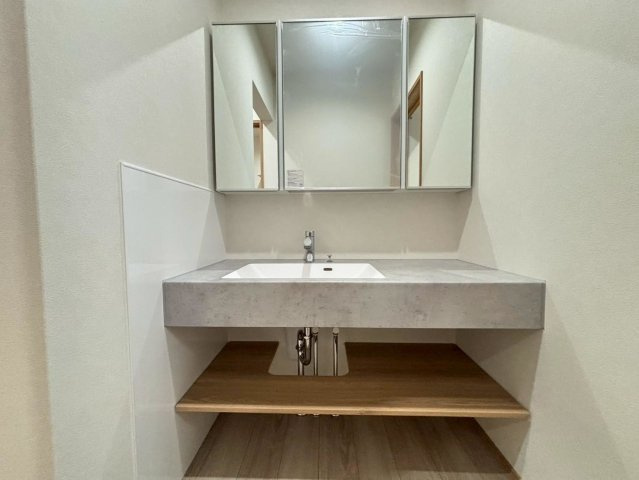 新築戸建　安八郡神戸　全5区画分譲の独立洗面台|影ができにくい「ツインラインLED照明」。