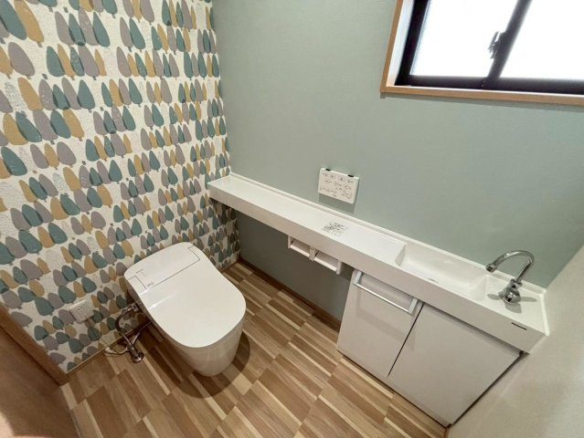 新築戸建　安八郡神戸　全5区画分譲のトイレ|少ない水で効率的に洗浄するトルネード洗浄とお掃除のしやすさを究めたフチなし形状でお手入れ楽々。