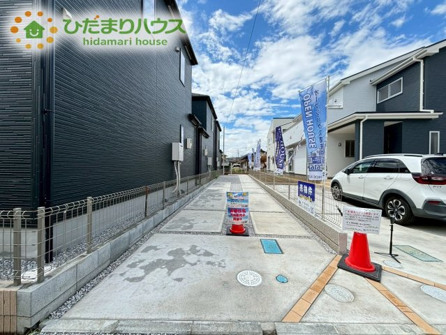 鴻巣市小松第3　新築戸建　リーブルガーデン02の前面道路含む現地写真|駐車3台可能！
カーライフも楽しめちゃう♪