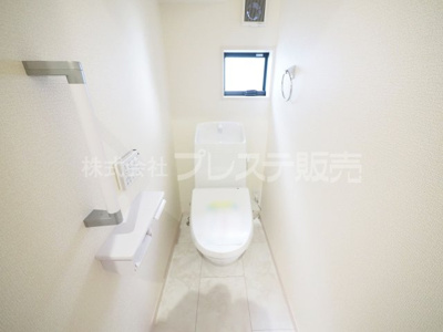 【トイレ】 | 奈良市赤膚町の新築一戸建 全２区画 | 現地写真（１号地１階トイレ）温水洗浄便座を標準装備！