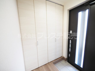 【玄関】 | 奈良市赤膚町の新築一戸建 全２区画 | 現地写真（１号地玄関）電子ロック＆ディンプルキーを標準装備！