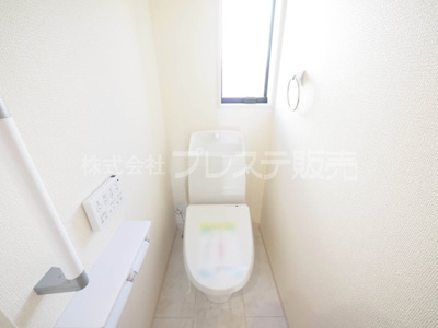 【トイレ】 | 奈良市赤膚町の新築一戸建 全２区画 | 現地写真（１号地２階トイレ）温水洗浄便座を標準装備！
