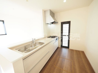 【キッチン】 | 奈良市赤膚町の新築一戸建 全２区画 | 現地写真（１号地キッチン）人気の対面キッチン♪