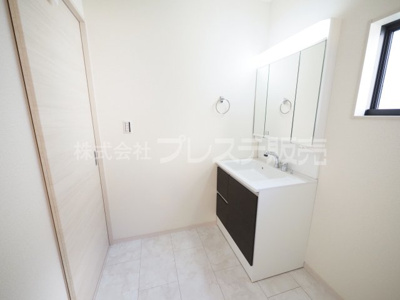 【洗面所】 | 奈良市赤膚町の新築一戸建 全２区画 | 現地写真（１号地洗面）シャワー付き洗面化粧台