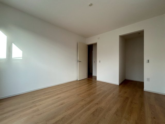 向日市寺戸町大牧　の洋室|2階洋室7.0帖
WCL付の寝室に適したお部屋です。バルコニーへ出入り可能です！