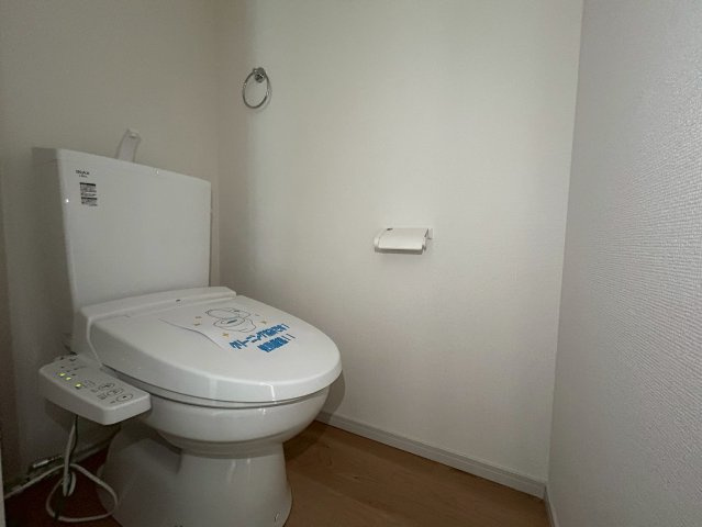 【価格改定】向日市寺戸町大牧　のトイレ|2階トイレ
温水洗浄機付便座