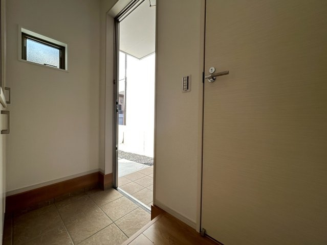 向日市寺戸町大牧　の玄関|玄関収納完備。