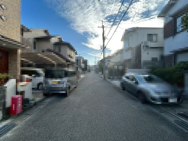 【価格改定】向日市寺戸町大牧　の前面道路含む現地写真|小学校まで徒歩約6分の立地で、お子様の通学も安心です♪
前道：幅員約5.79ｍです。