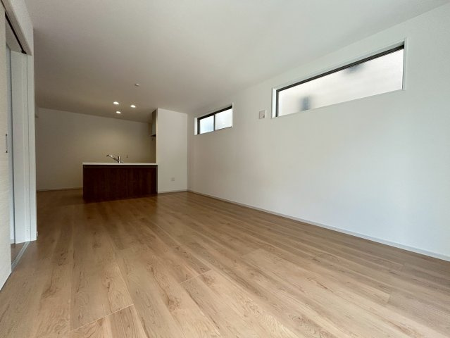 【価格改定】向日市寺戸町大牧　の居間・リビング|LDK約17帖。
広めのリビングダイニングですので、ご希望の空間をおつくりいただけます。